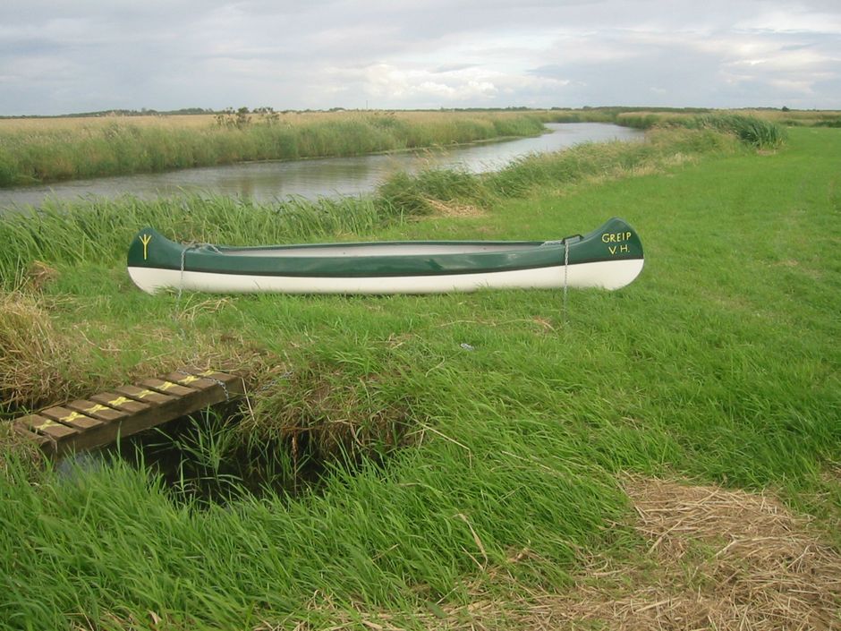 Ry å engen med gårdens kano